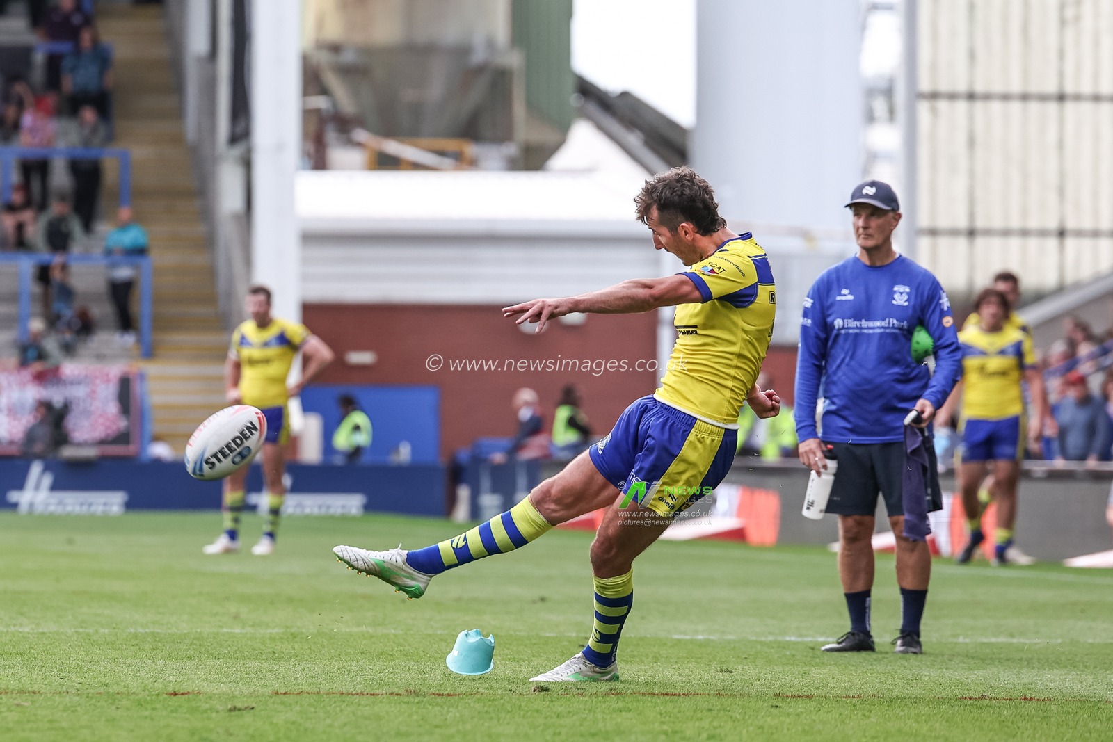 Stefan Ratchford of Warrington Wolves converts for a goal during the Betfred Super League Round 25 match Warrington Wolves vs Leigh Leopards at Halliwell Jones Stadium, Warrington, United Kingdom, 6th September 2025

(Photo by Mark Cosgrove/News Images)