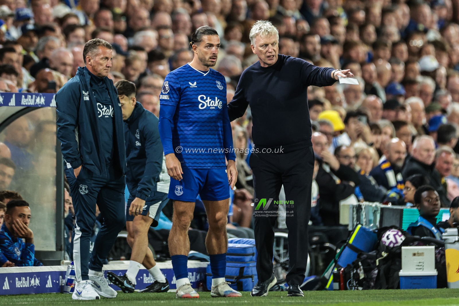 David Moyes manager of Everton gives instruction to Jack Grealish of Everton before he is substituted on during the Premier League match Leeds United vs Everton at Elland Road, Leeds, United Kingdom, 18th August 2025

(Photo by Mark Cosgrove/News Images)