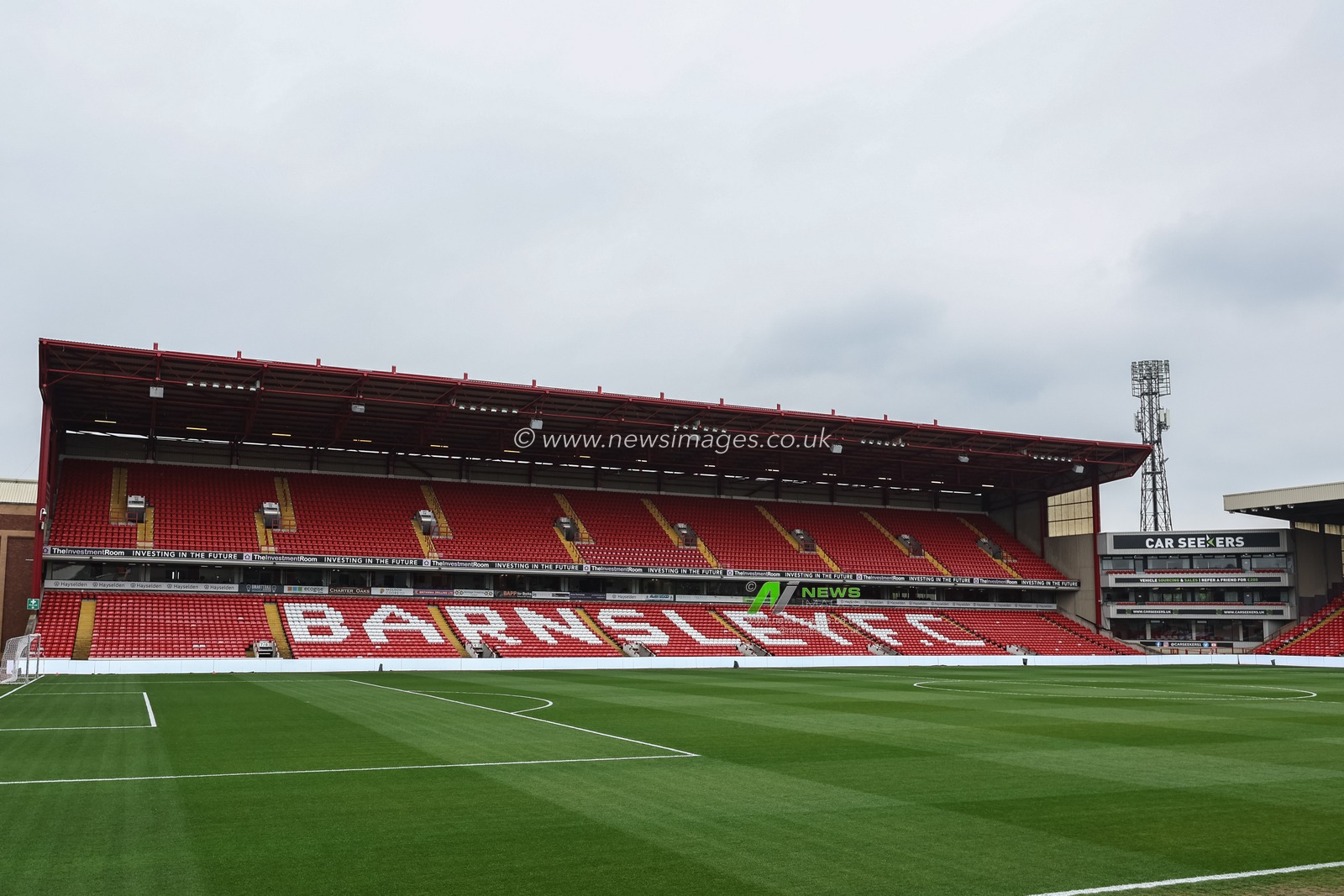 A general view of Oakwell during the Sky Bet League 1 Promotion Play-offs Semi-final first leg match Barnsley vs Bolton Wanderers at Oakwell, Barnsley, United Kingdom, 3rd May 2024

(Photo by Mark Cosgrove/News Images)