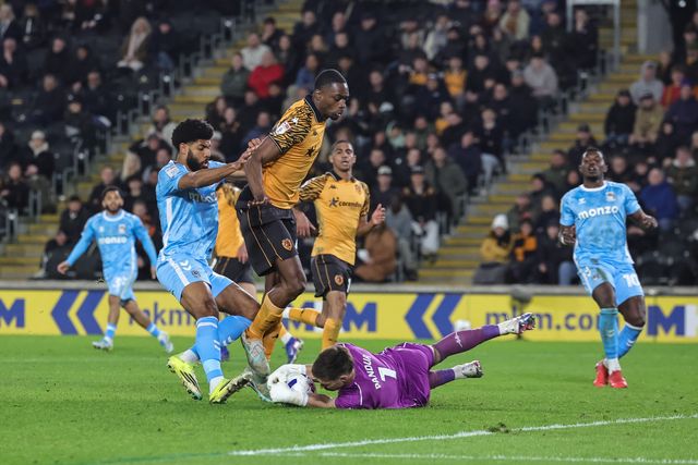 Hull City goalkeeper Ivor Pandur slides in to collect the ball as Ellis Simms of Coventry City pressures during the Sky Bet Championship match Hull City vs Coventry City at MKM Stadium, Hull, United Kingdom on 06 April 2026

(Photo by Mark Cosgrove/News Images)