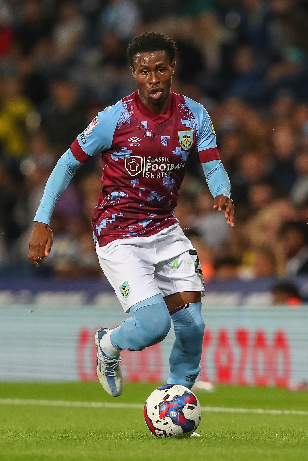 Nathan Tella #23 of Burnley runs with the ball during the Sky Bet Championship match West Bromwich Albion vs Burnley at The Hawthorns, West Bromwich, United Kingdom, 2nd September 2022

(Photo by Gareth Evans/News Images)