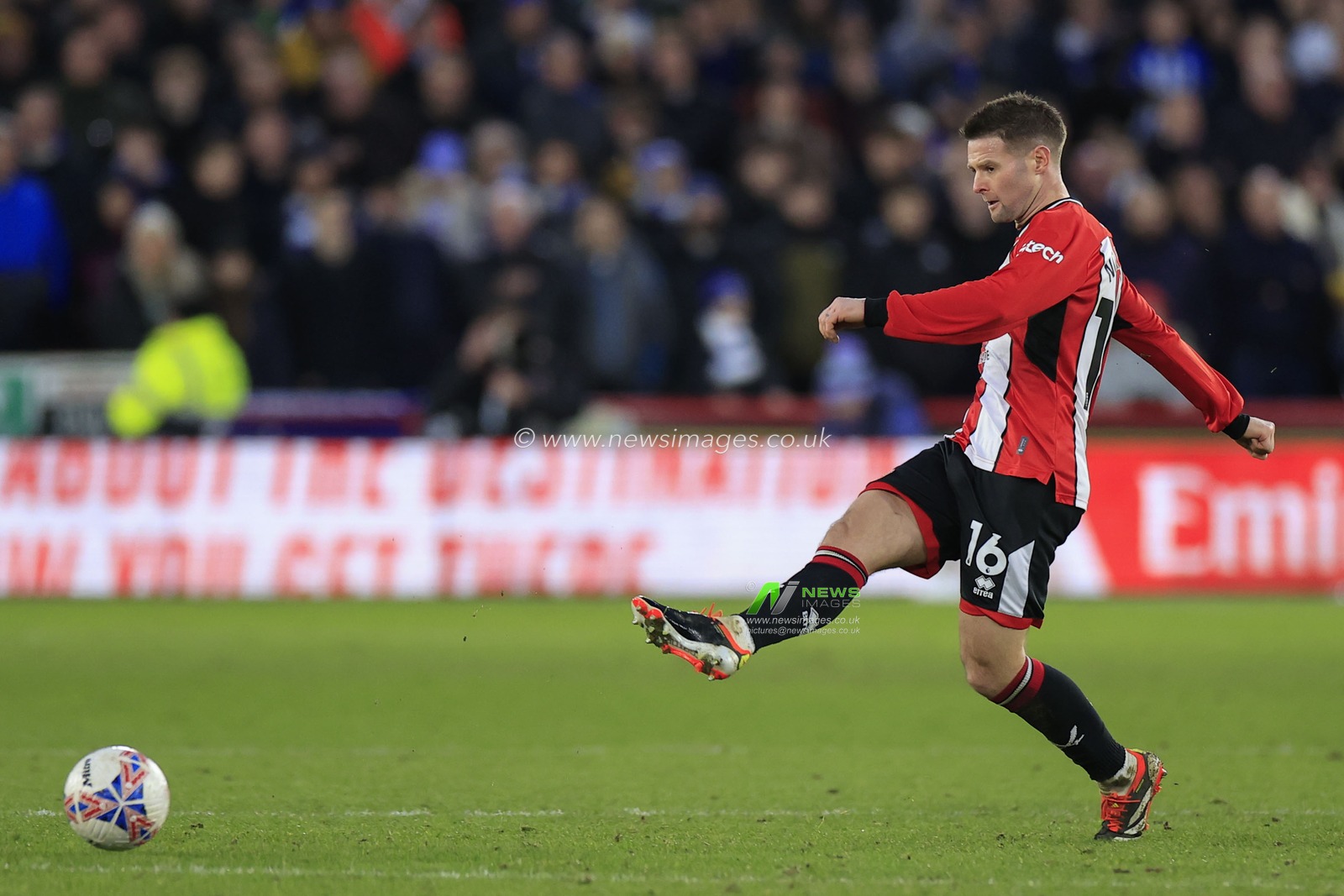 Oliver Norwood of Sheffield United passes the ball during the Emirates FA Cup Fourth Round match Sheffield United vs Brighton and Hove Albion at Bramall Lane, Sheffield, United Kingdom, 27th January 2024

(Photo by Conor Molloy/News Images)