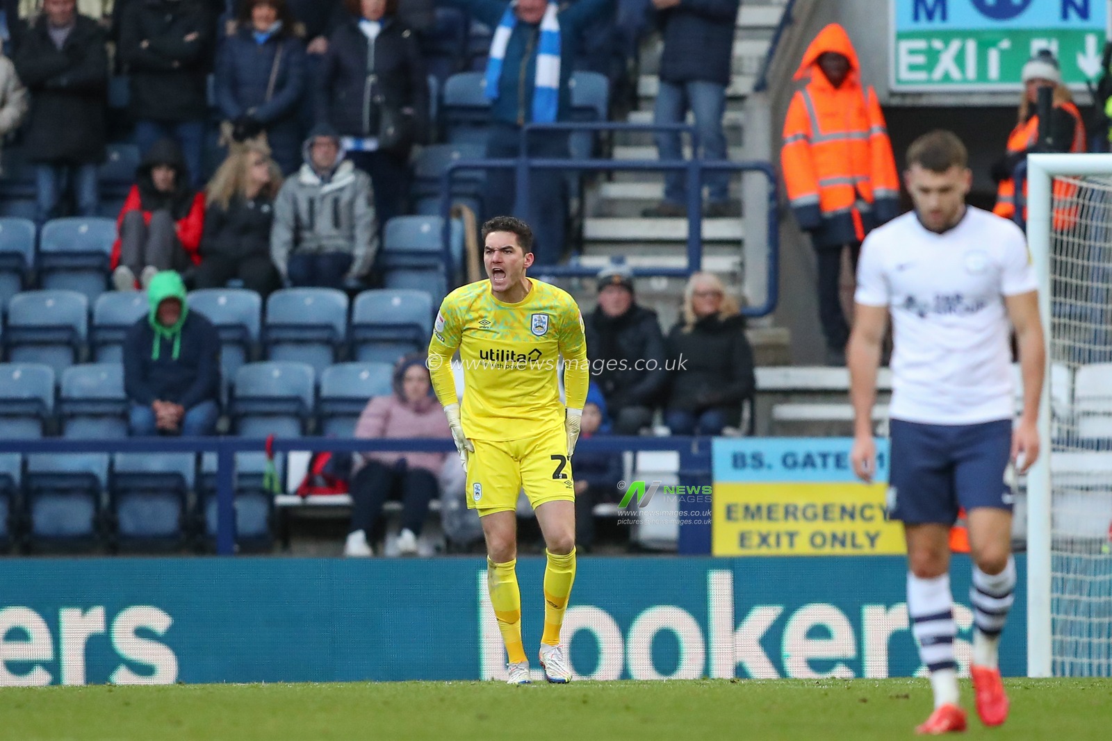 Lee Nicholls #21 of Huddersfield Town shouts at his players during the Sky Bet Championship match Preston North End vs Huddersfield Town at Deepdale, Preston, United Kingdom, 26th December 2022

(Photo by Gareth Evans/News Images)