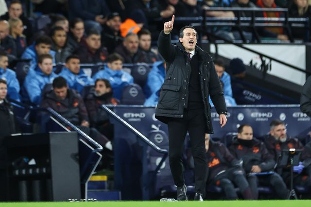 Unai Emery Manager of Aston Villa gives his team instructions during the Premier League match Manchester City vs Aston Villa at Etihad Stadium, Manchester, United Kingdom, 3rd April 2024

(Photo by Mark Cosgrove/News Images)