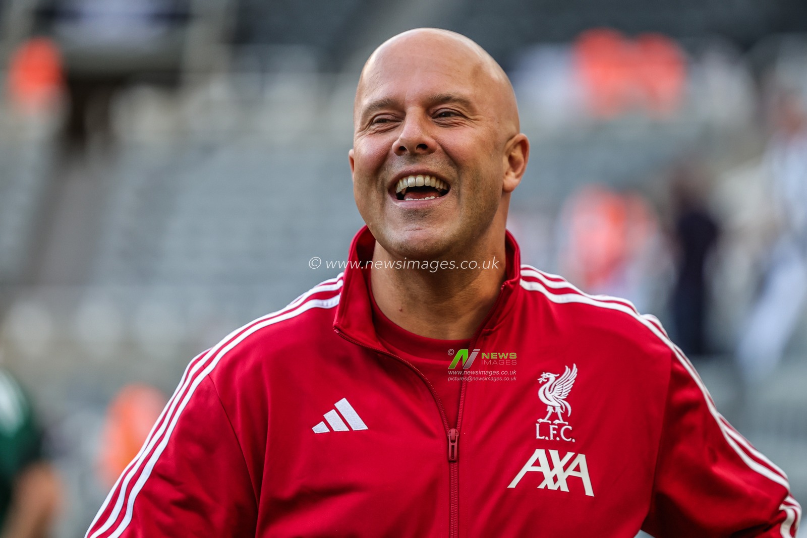 Arne Slot manager of Liverpool arrives during the Premier League match Newcastle United vs Liverpool at St. James's Park, Newcastle, United Kingdom, 25th August 2025

(Photo by Mark Cosgrove/News Images)