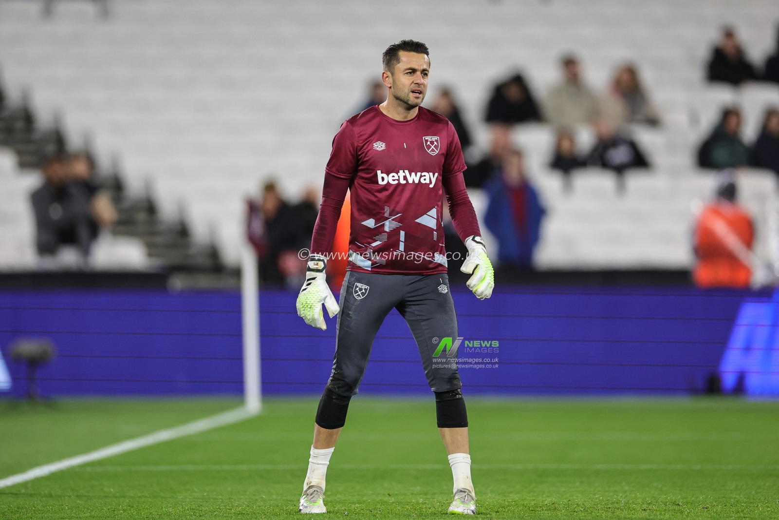 Åukasz FabiaÅ„ski #1 of West Ham United in the pregame warmup session during the UEFA Europa League match West Ham United vs Olympiakos FC at London Stadium, London, United Kingdom, 9th November 2023

(Photo by Mark Cosgrove/News Images)