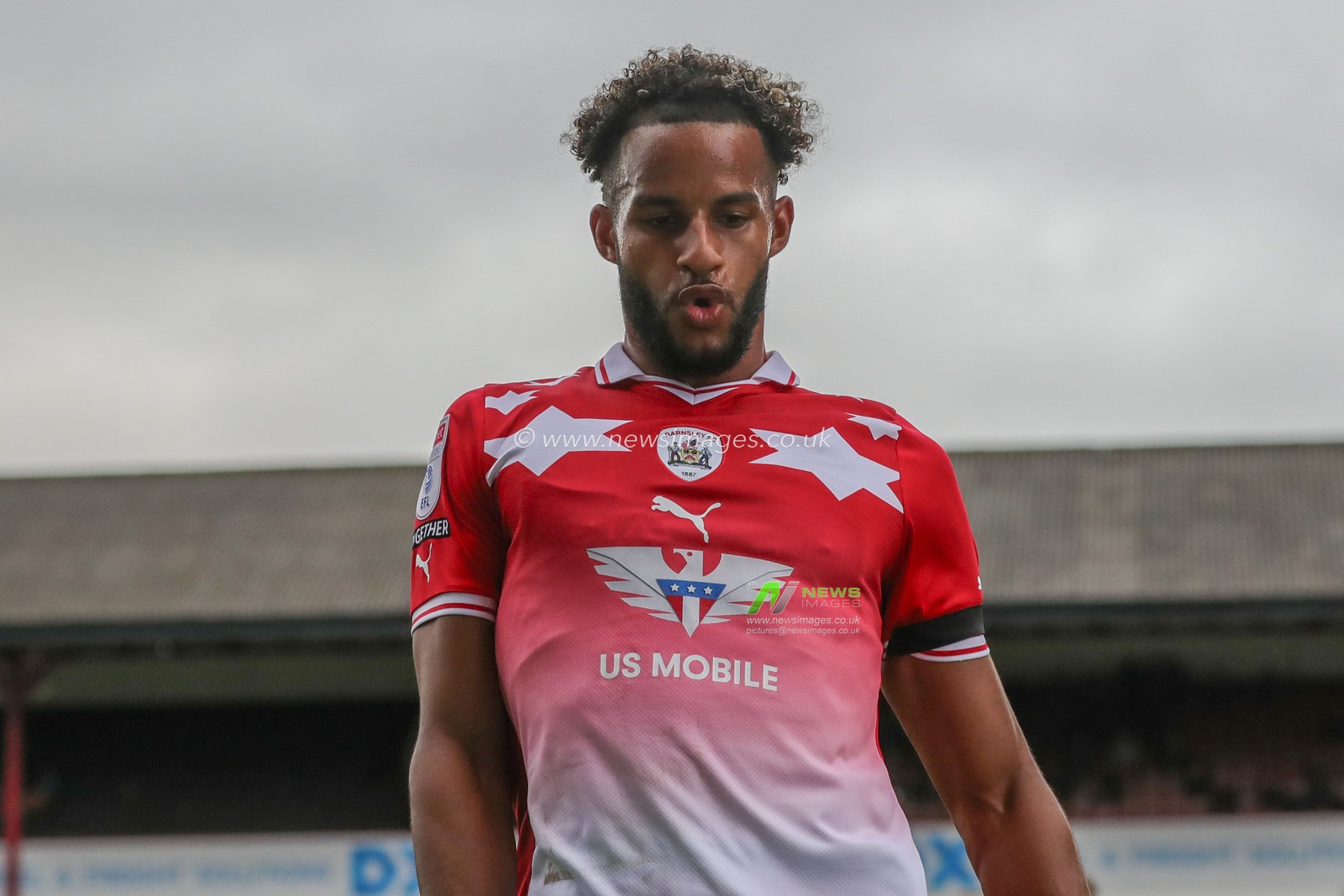 Barry Cotter #17 of Barnsley during the Sky Bet League 1 match Barnsley vs Burton Albion at Oakwell, Barnsley, United Kingdom, 16th September 2023

(Photo by Alfie Cosgrove/News Images)