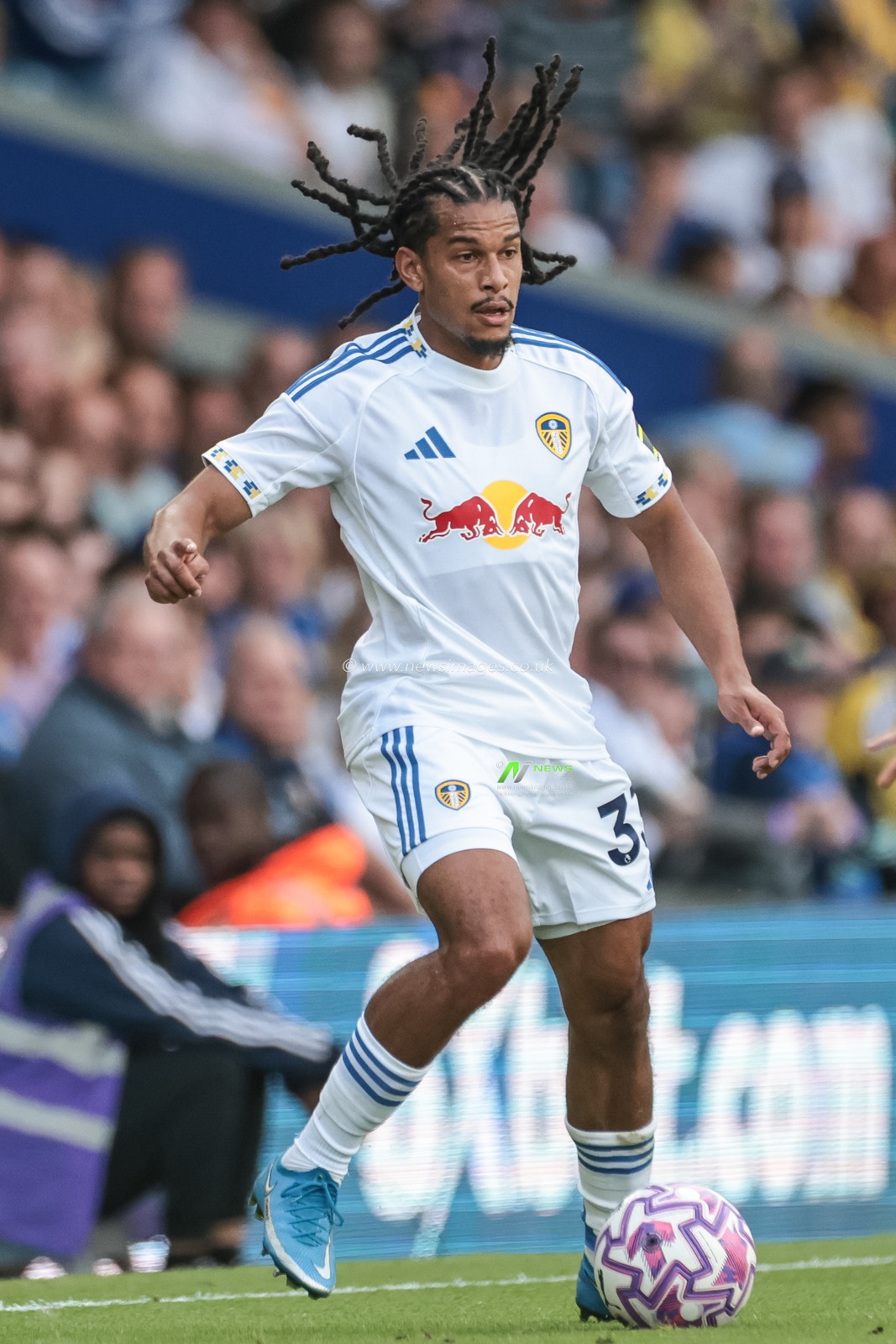 Isaac Schmidt of Leeds United with the ball during the Pre-season friendly match Leeds United vs Villarreal at Elland Road, Leeds, United Kingdom, 2nd August 2025

(Photo by Mark Cosgrove/News Images)