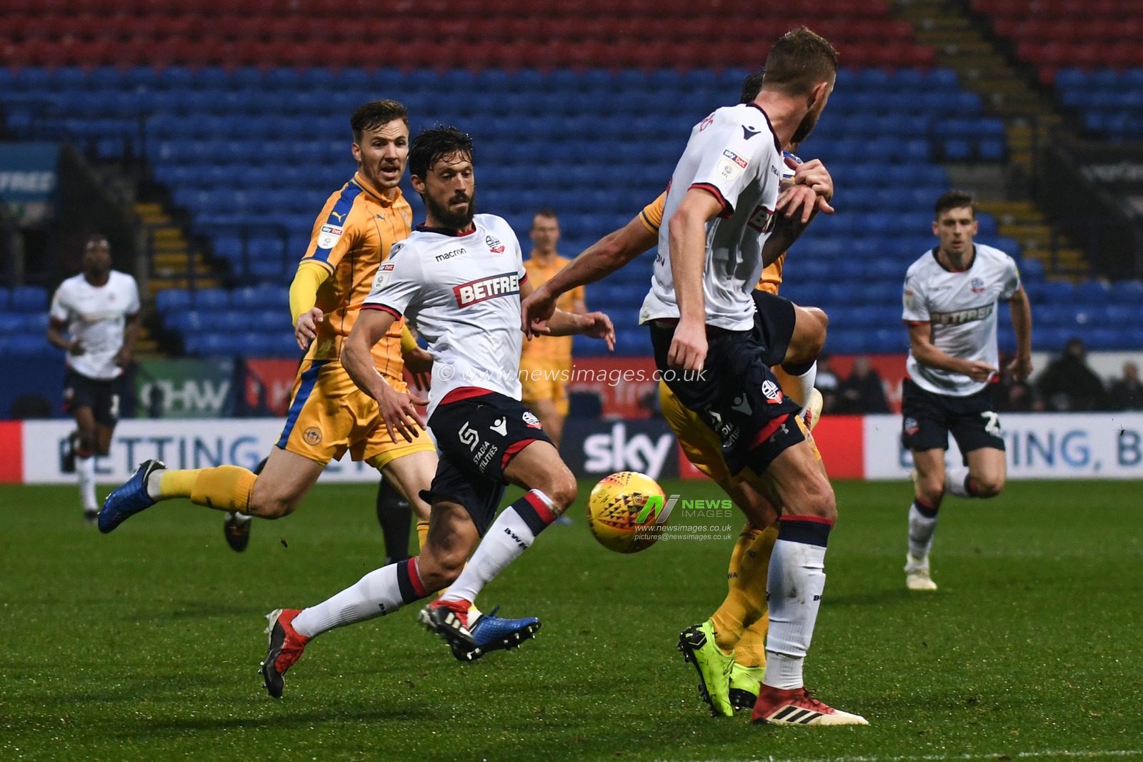 1st December 2018, University of Bolton Stadium, Bolton, England; Sky Bet Championship, Bolton v Wigan ; Jason Lowe of Bolton Wanderers  clears from deep


Credit: Richard Long/News Images

English Football League images are subject to DataCo Licence