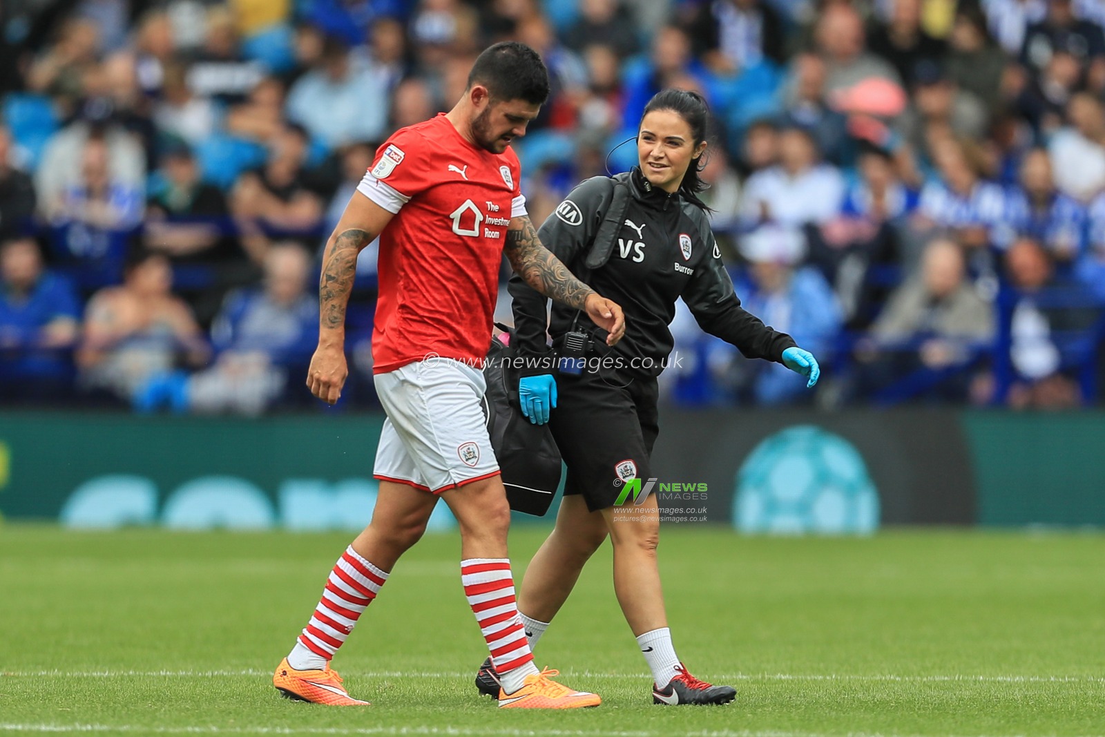 10th August 2019 , Hillsborough, Sheffield, England; Sky Bet Championship, Sheffield Wednesday vs Barnsley : Alex Mowatt (27) of Barnsley is substituted through injury 

Credit: Mark Cosgrove/News Images,

English Football League images are subject to DataCo Licence