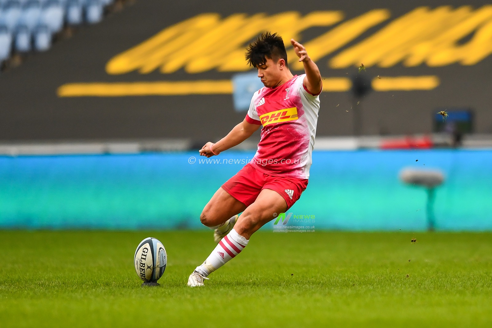 Marcus Smith of Harlequins kicks a penalty