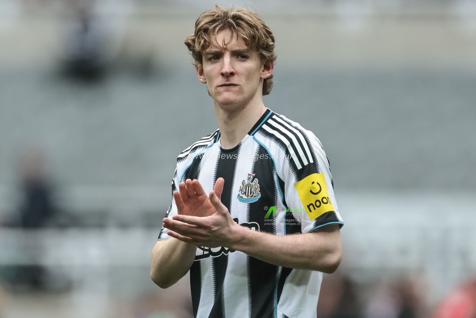 Anthony Gordon of Newcastle United applauds the fans after the final whistle during the Premier League match Newcastle Untied vs Sunderland at St. James's Park, Newcastle, United Kingdom on 22 March 2026

(Photo by Mark Cosgrove/News Images)