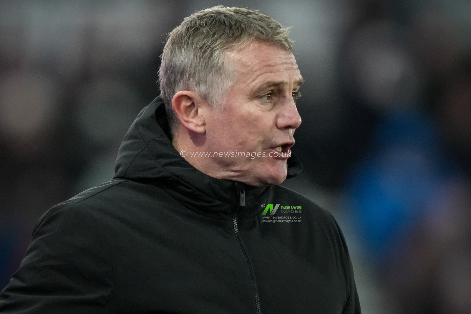 Wrexham manager Phil Parkinson gives his team instructions during the Sky Bet Championship match Derby County vs Wrexham at Pride Park Stadium, Derby, United Kingdom, 4th January 2026

(Photo by Maynard Manyowa/News Images)

*** GER AUT SUI OUT ***