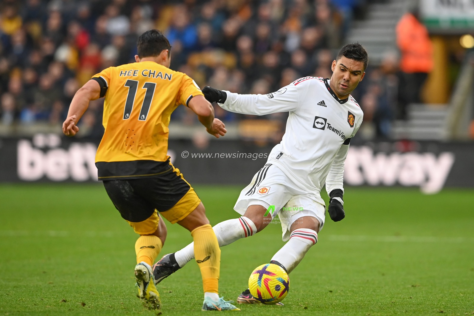 Hwang Hee-Chan #11 of Wolverhampton Wanderers is tackled by Casemiro #18 of Manchester United during the Premier League match Wolverhampton Wanderers vs Manchester United at Molineux, Wolverhampton, United Kingdom, 31st December 2022

(Photo by Craig Thomas/News Images)