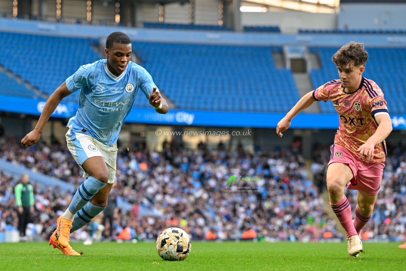 Farid Alfa-Ruprecht of Manchester City breaks forward, during the FA Youth Cup Final match Manchester City vs Leeds United at Etihad Stadium, Manchester, United Kingdom, 10th May 2024

(Photo by Cody Froggatt/News Images)