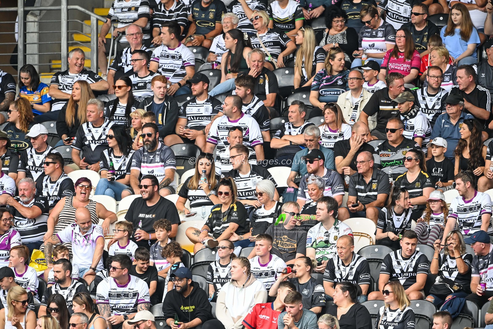Hull FC fans during the Betfred Super League match Hull FC vs Hull KR at MKM Stadium, Hull, United Kingdom, 3rd September 2022

(Photo by Craig Thomas/News Images)