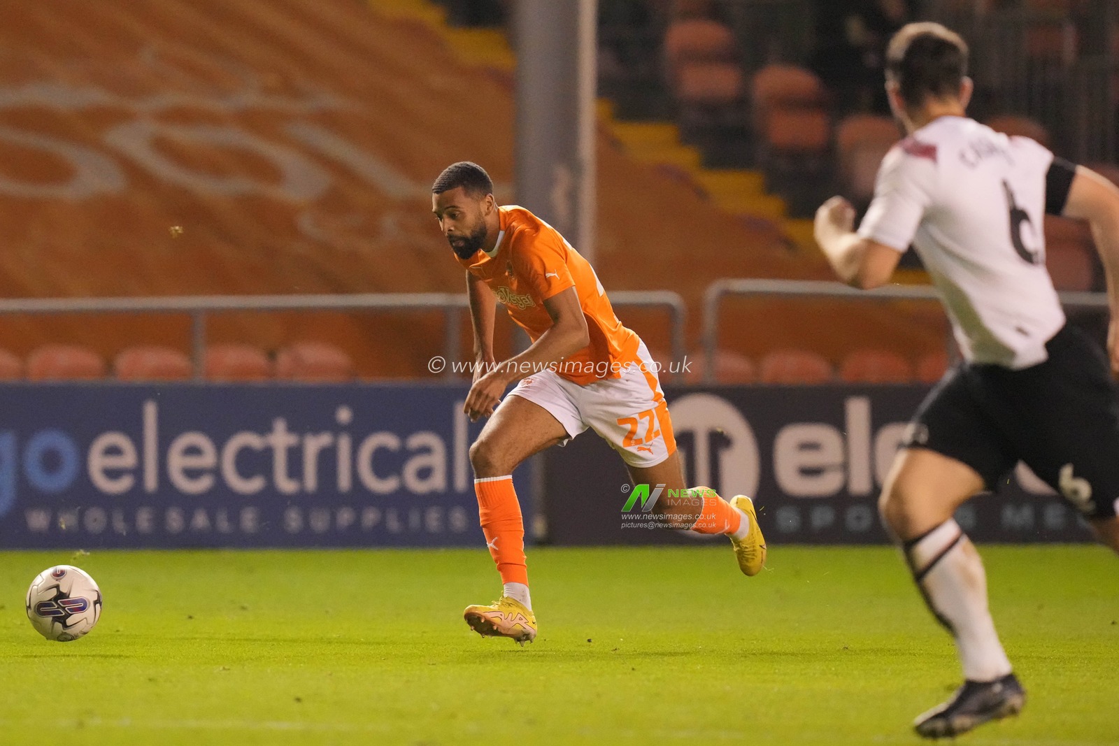 CJ Hamilton #22 of Blackpool makes a break during the Sky Bet League 1 match Blackpool vs Derby County at Bloomfield Road, Blackpool, United Kingdom, 3rd October 2023

(Photo by Steve Flynn/News Images)