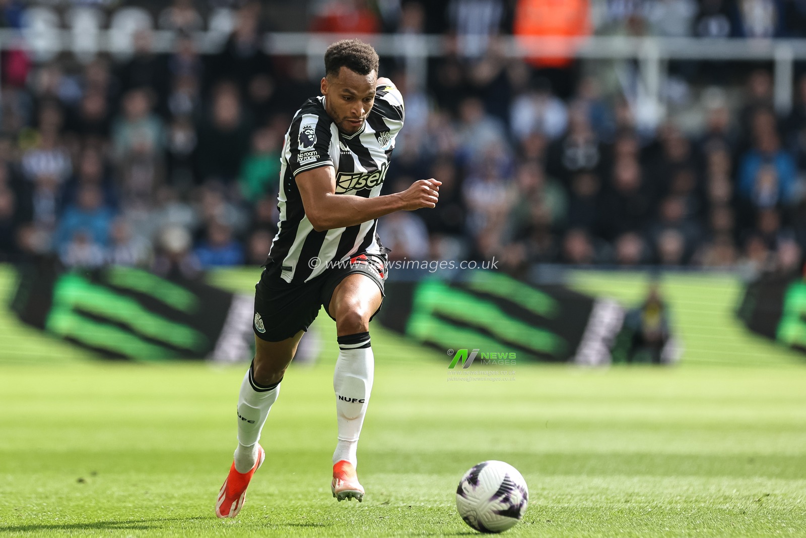 Jacob Murphy of Newcastle United breaks with the ball during the Premier League match Newcastle United vs West Ham United at St. James's Park, Newcastle, United Kingdom, 30th March 2024

(Photo by Mark Cosgrove/News Images)