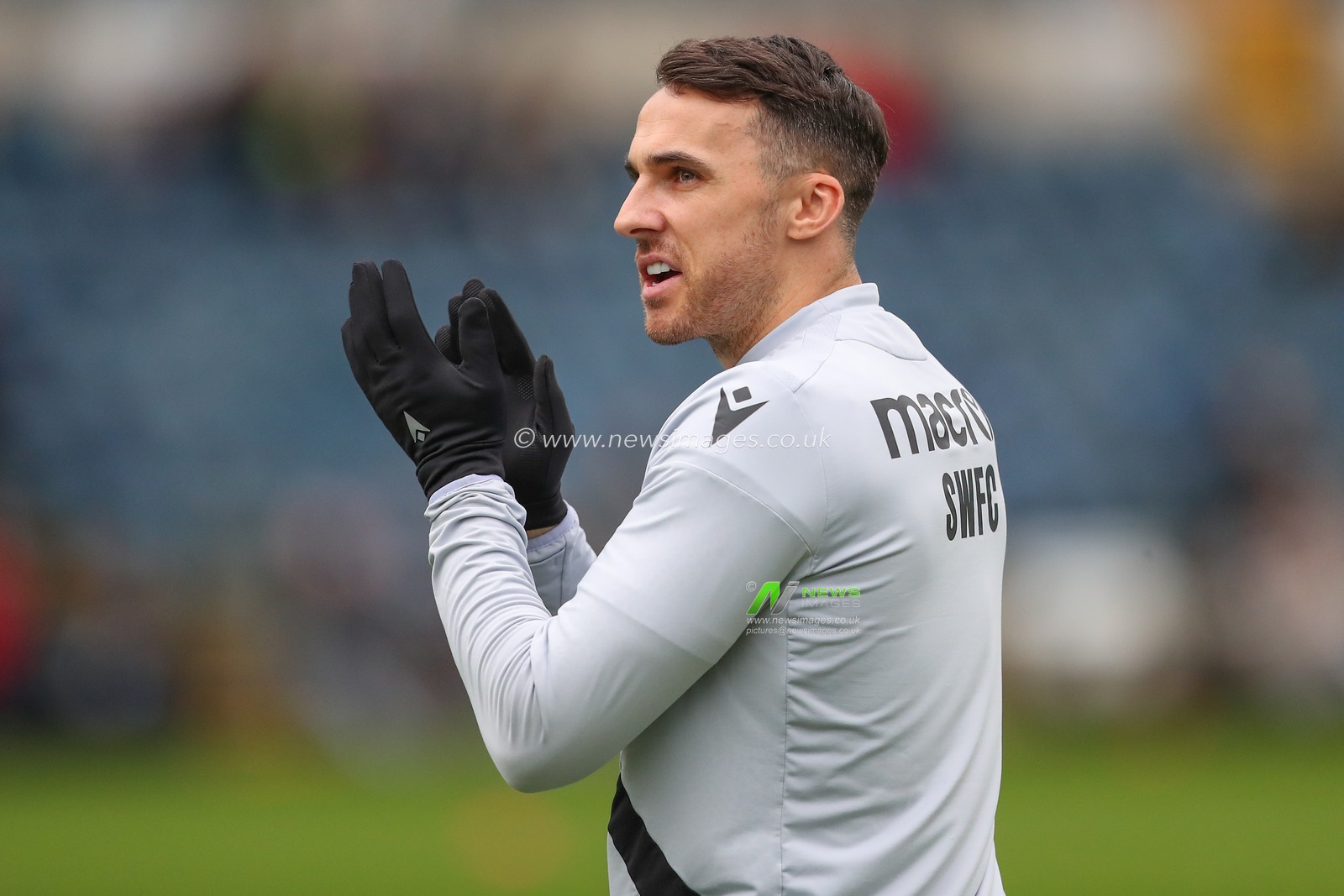 Lee Gregory #9 of Sheffield Wednesday applauds the travelling fans during the pre-game warm up ahead of the Sky Bet League 1 match Wycombe Wanderers vs Sheffield Wednesday at Adams Park, High Wycombe, United Kingdom, 14th January 2023

(Photo by Gareth Evans/News Images)