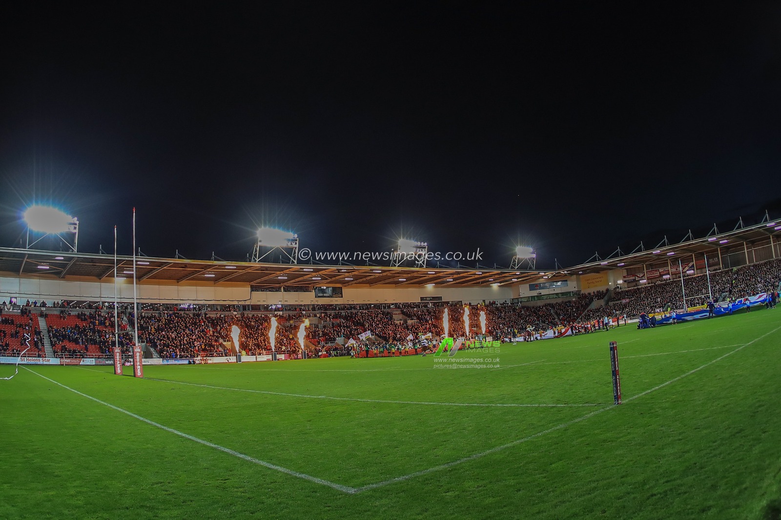 27th September 2019, Totally Wicked Stadium, St Helens, England; Betfred Super League Semi Final, Saint Helens v Wigan Warriors : Both teams cone out for tonights game 

Credit: Mark Cosgrove/News Images