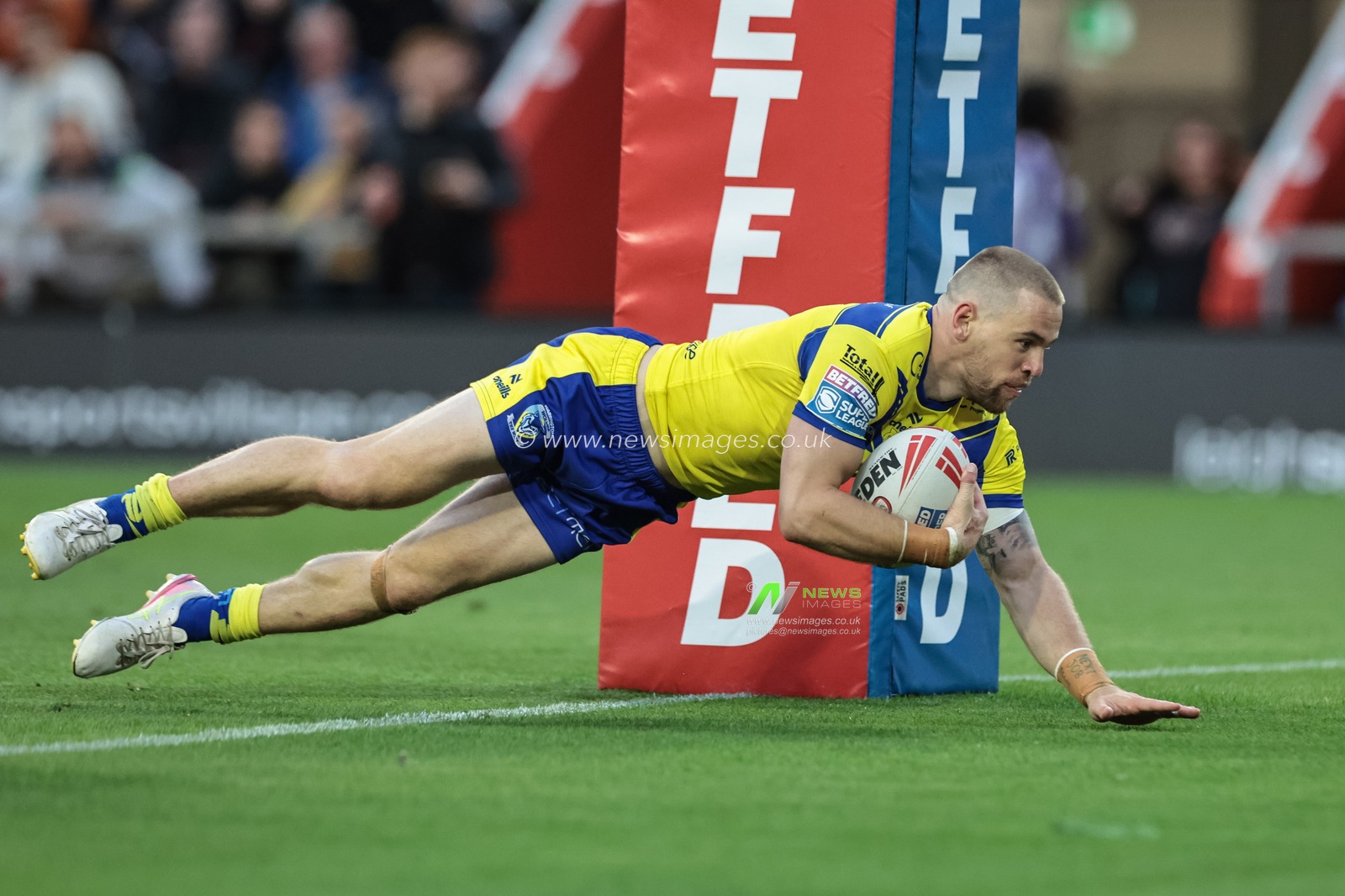 Matt Dufty of Warrington Wolves goes over for a try during the Betfred Super League Round 20 Leigh Leopards vs Warrington Wolves at Leigh Sports Village, Leigh, United Kingdom, 1st August 2025

(Photo by Mark Cosgrove/News Images)