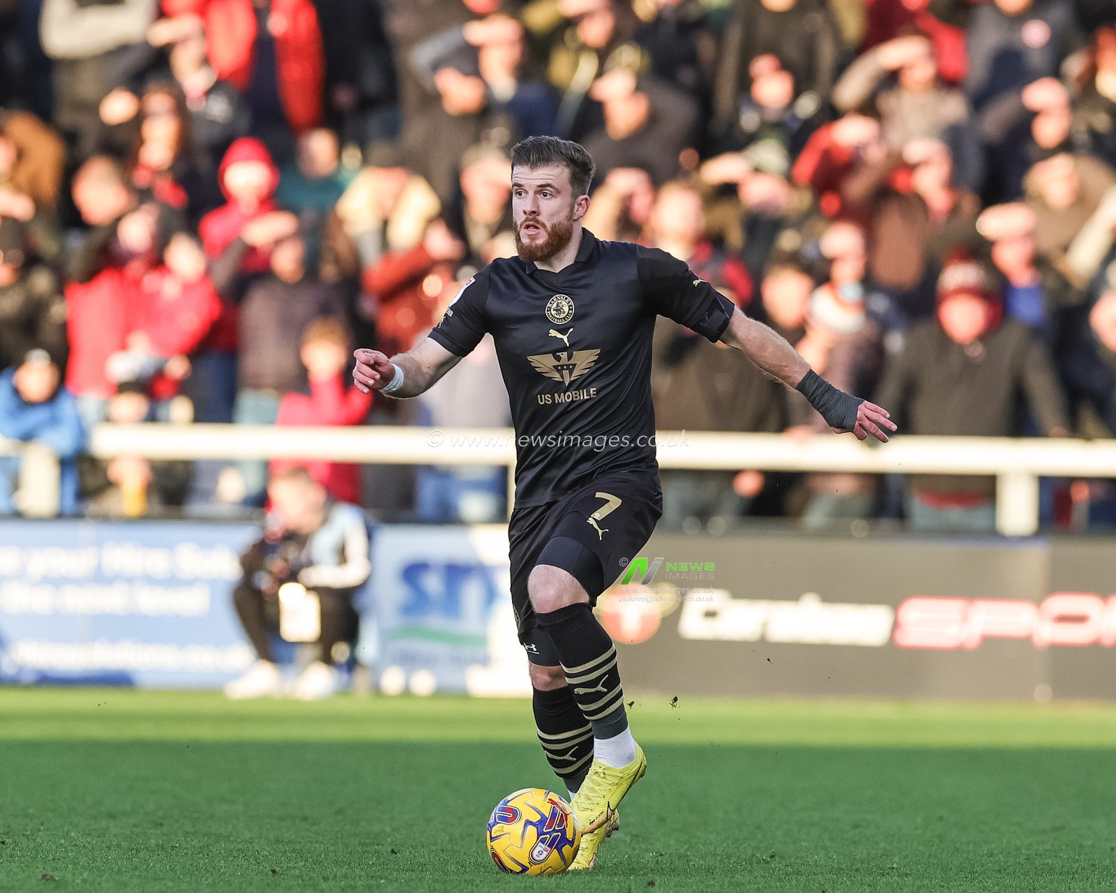 Nicky Cadden #7 of Barnsley breaks with the ball during the Sky Bet League 1 match Lincoln City vs Barnsley at Gelder Group Sincil Bank Stadium, Lincoln, United Kingdom, 25th November 2023

(Photo by Mark Cosgrove/News Images)