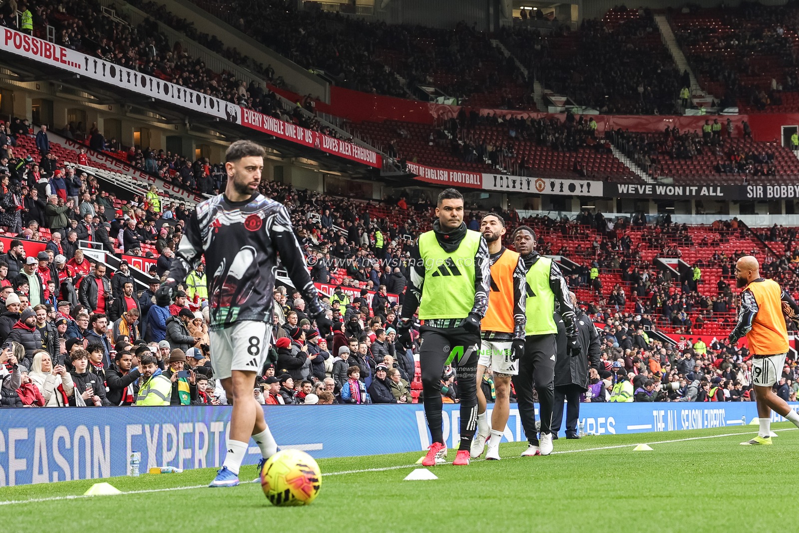 Bruno Fernandes of Manchester United in the pregame warmup session during the Premier League match Manchester United vs Fulham at Old Trafford, Manchester, United Kingdom, 1st February 2026

(Photo by Mark Cosgrove/News Images)
