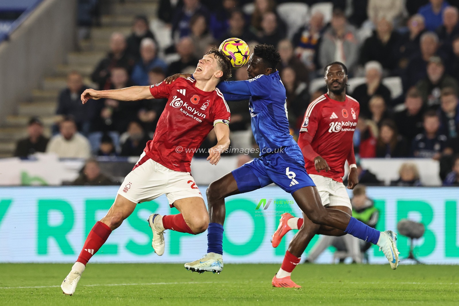 Ryan Yates of Nottingham Forest and Wilfred Ndidi of Leicester City battle for the ball during the Premier League match Leicester City vs Nottingham Forest at King Power Stadium, Leicester, United Kingdom, 25th October 2024

(Photo by Mark Cosgrove/News Images)