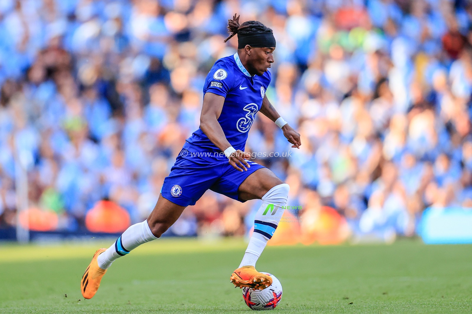 Noni Madueke #31 of Chelsea breaks with the ball during the Premier League match Manchester City vs Chelsea at Etihad Stadium, Manchester, United Kingdom, 21st May 2023

(Photo by Conor Molloy/News Images)