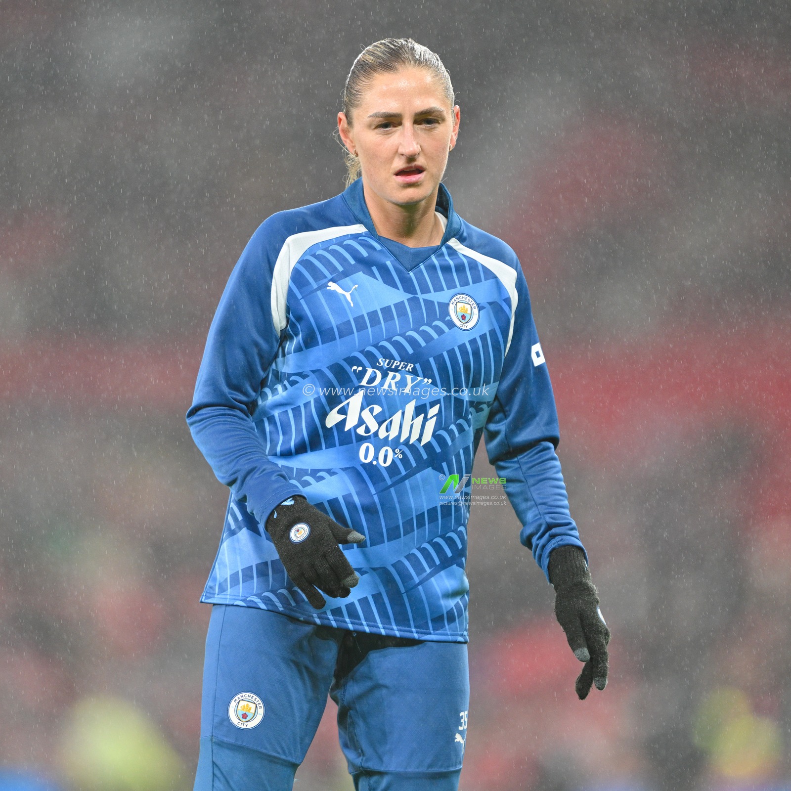 Laura Coombs #7 of Manchester City Women warms up ahead of the match, during the The FA Women's Super League match Manchester United Women vs Manchester City Women at Old Trafford, Manchester, United Kingdom, 19th November 2023

(Photo by Cody Froggatt/News Images)