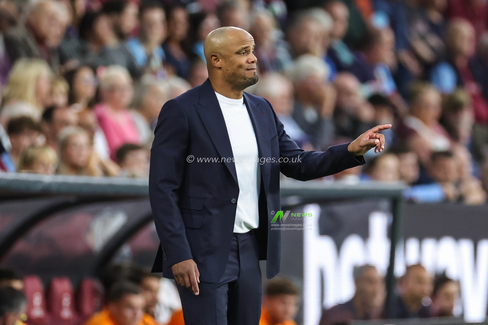Vincent Kompany Manager of Burnley gives his team instructions during the Premier League match Burnley vs Manchester City at Turf Moor, Burnley, United Kingdom, 11th August 2023

(Photo by Mark Cosgrove/News Images)
