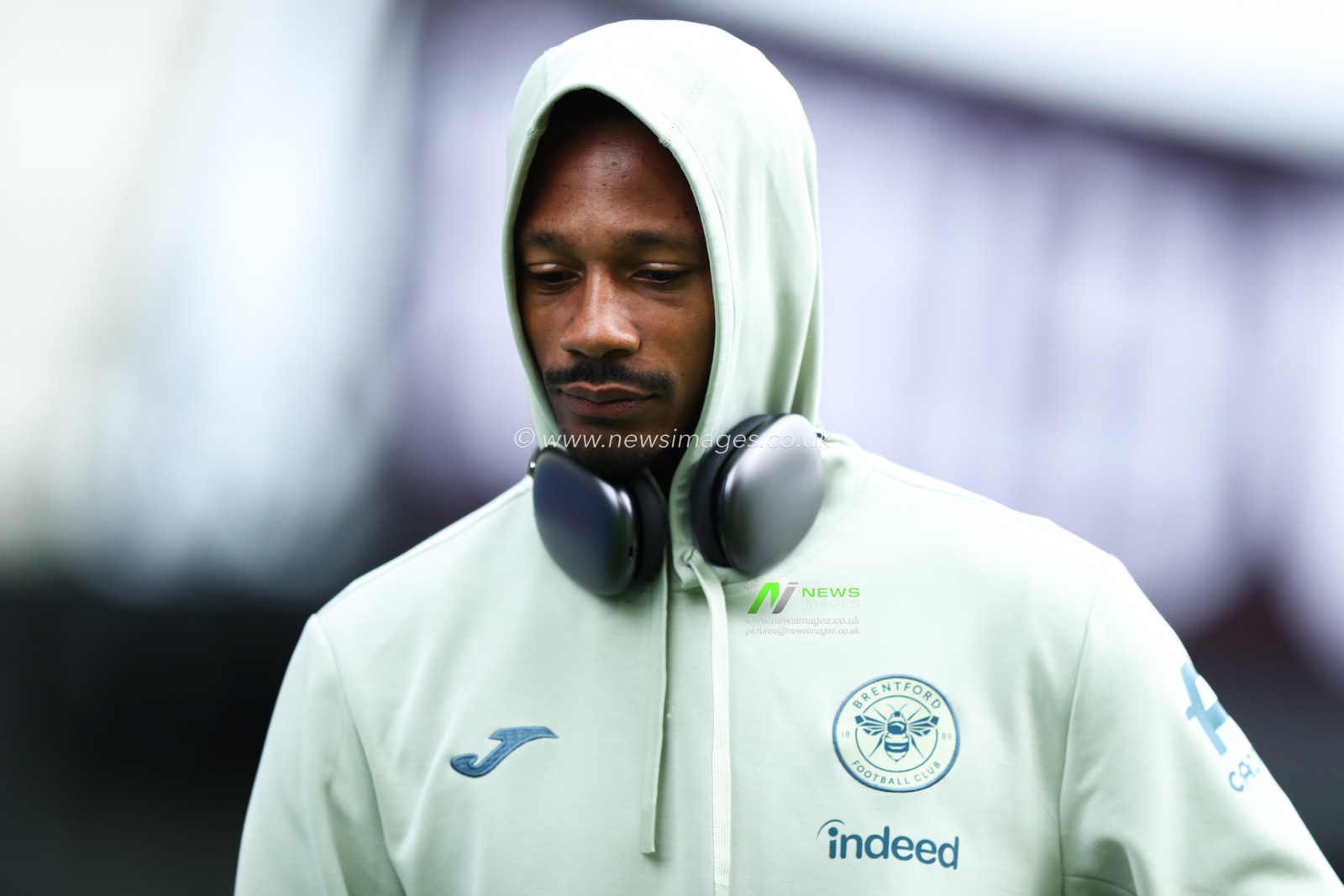 Ethan Pinnock of Brentford arrives ahead of the Premier League match Burnley vs Brentford at Turf Moor, Burnley, United Kingdom on 28 February 2026

(Photo by Jorge Horsted/News Images)