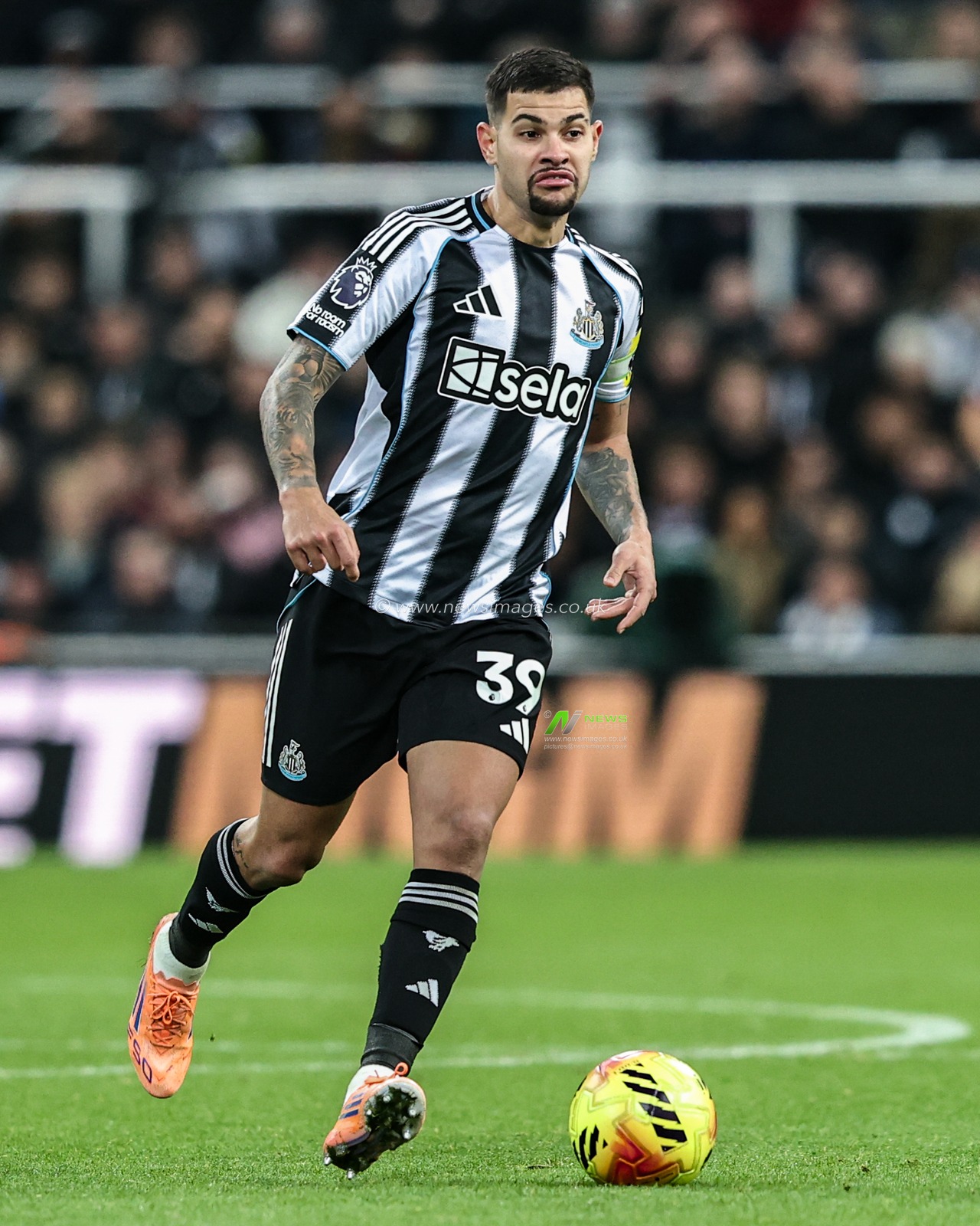Bruno Guimaraes of Newcastle Untied during the Premier League match Newcastle United vs Manchester City at St. James's Park, Newcastle, United Kingdom, 21st November 2025

(Photo by Alfie Cosgrove/News Images)

*** GER AUT SUI OUT ***