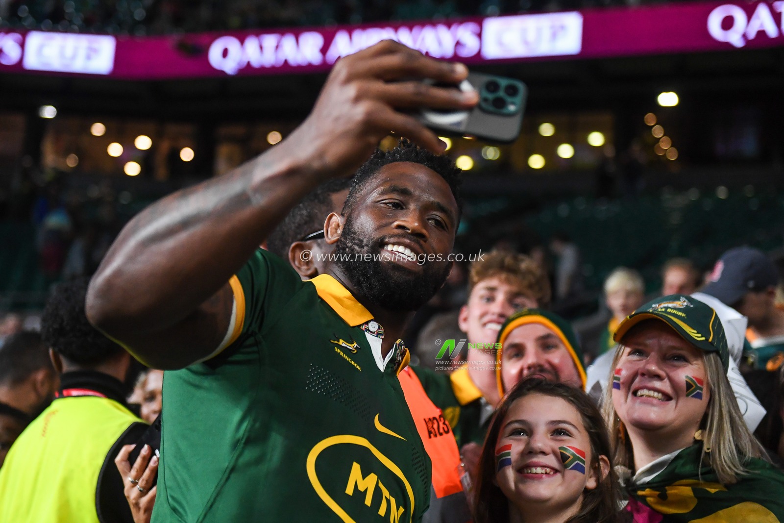 Siya Kolisi of South Africa takes a selfie with fans after the International match South Africa vs New Zealand at Twickenham Stadium, Twickenham, United Kingdom, 25th August 2023

(Photo by Mike Jones/News Images)