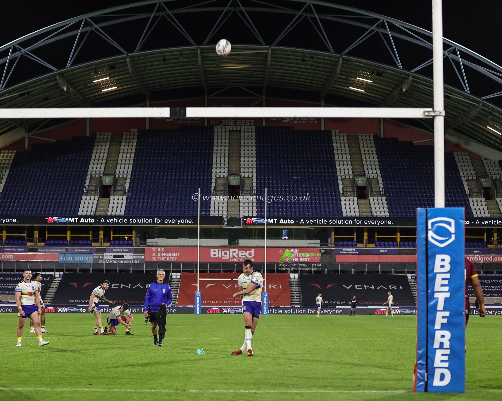 Stefan Ratchford #4 of Warrington Wolves scores a penalty during the Betfred Super League Round 27 match Huddersfield Giants vs Warrington Wolves at John Smith's Stadium, Huddersfield, United Kingdom, 22nd September 2023

(Photo by Mark Cosgrove/News Images)