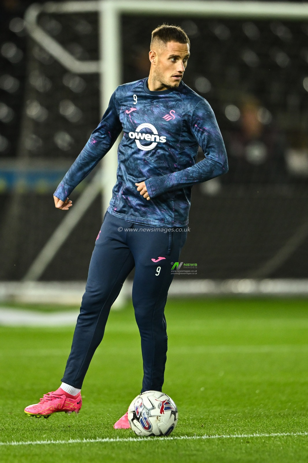 Jerry Yates #9 of Swansea City during the pre-game warmup ahead of the Sky Bet Championship match Swansea City vs Norwich City at Swansea.com Stadium, Swansea, United Kingdom, 4th October 2023

(Photo by Craig Thomas/News Images)