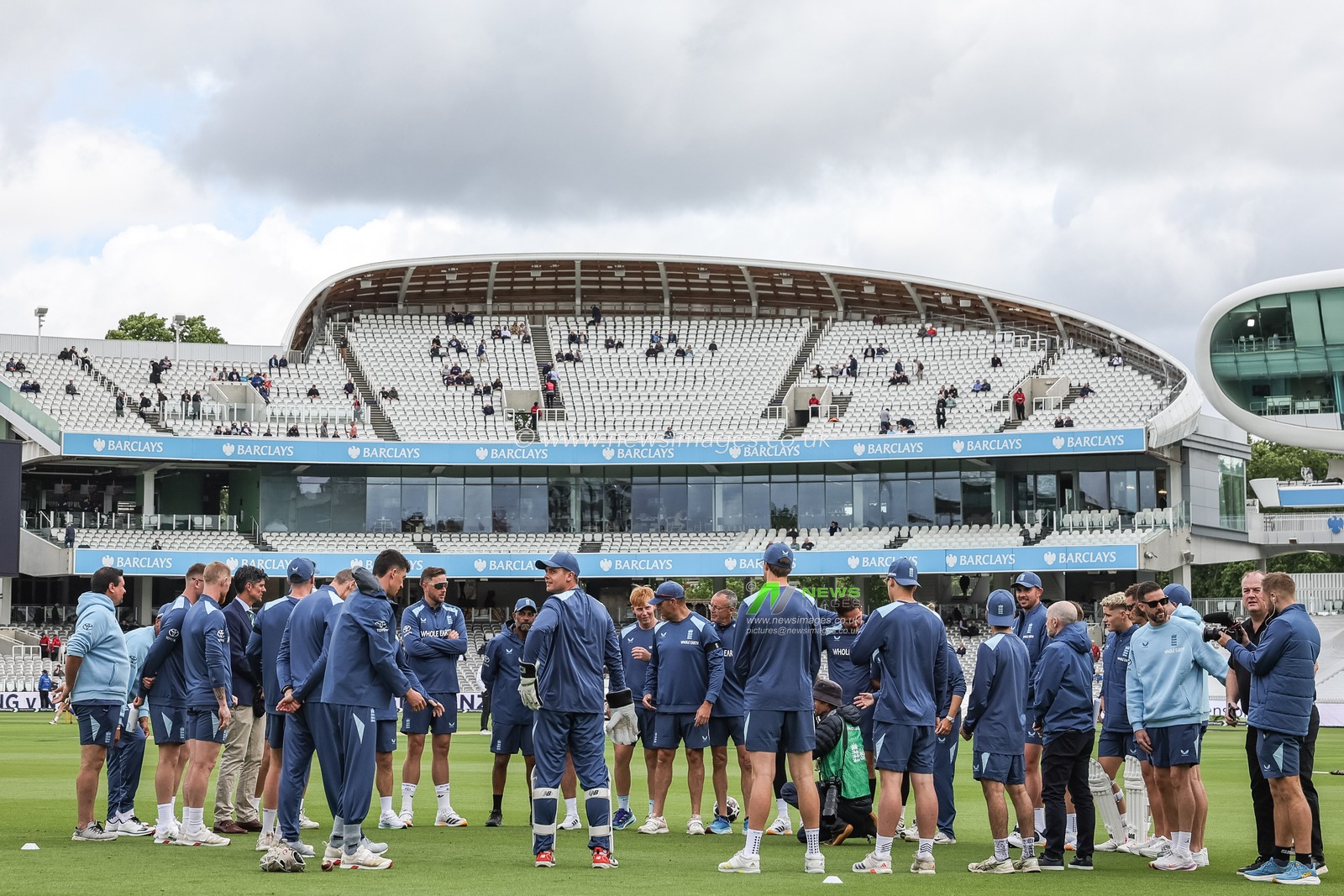England team group huddle in the pre-game warm up session during the 1st Rothesay Test Match Day 1 England vs New Zealand at Lords, London, United Kingdom on 04 June 2026

(Photo by Mark Cosgrove/News Images)