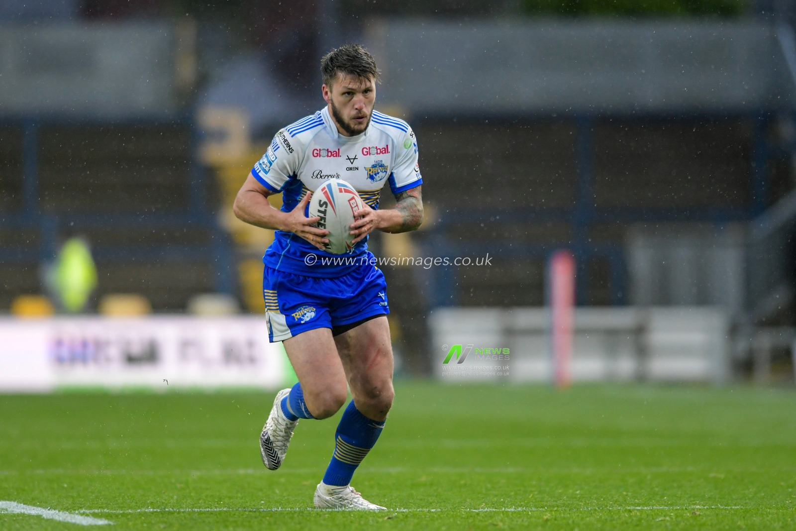 Tom Briscoe (2) of Leeds Rhinos runs forward with the ball