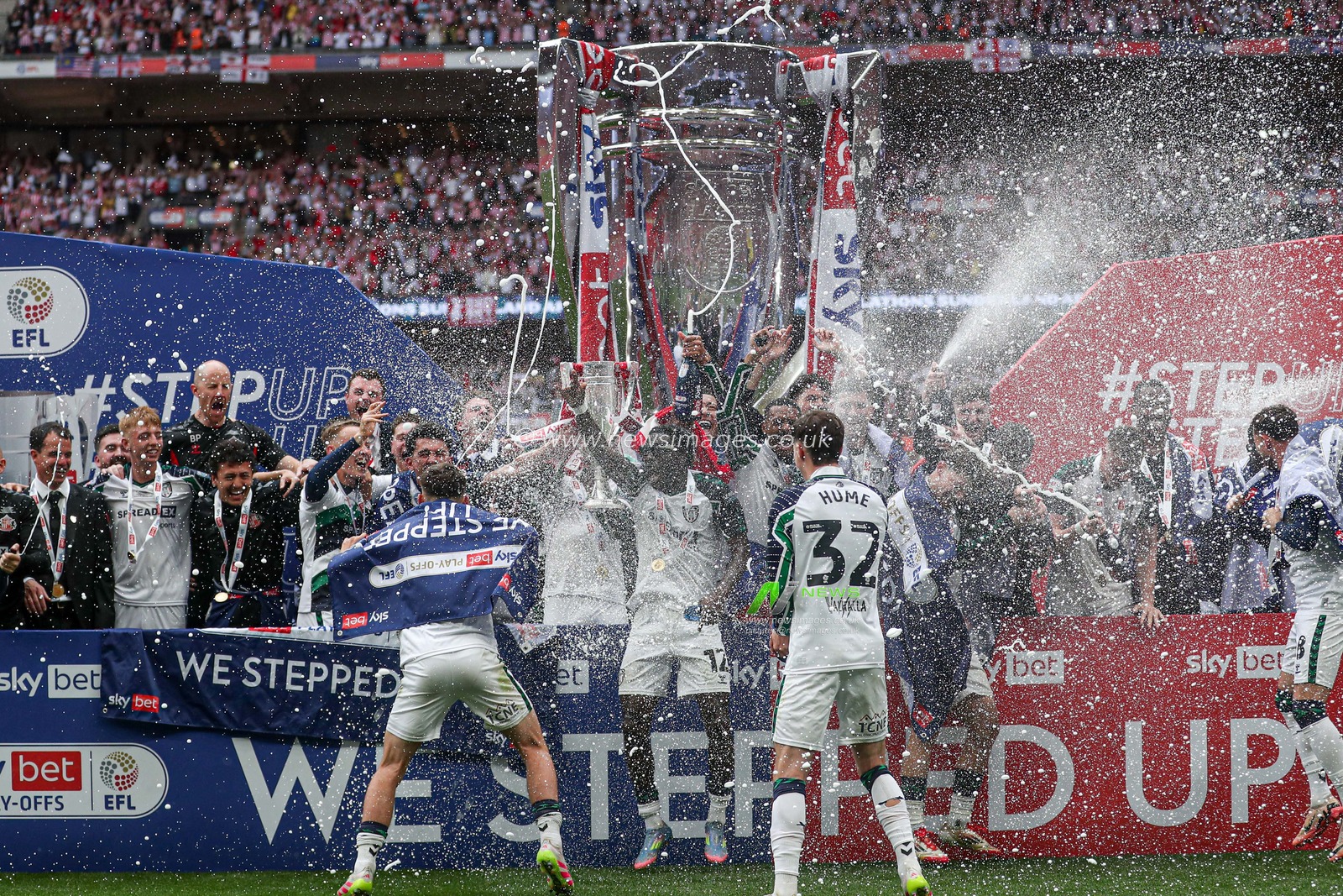 Sunderland lift the Championship Play-Off trophy and celebrate getting promoted back to the Premier League after the Sky Bet Championship Playoff Final match Sheffield United vs Sunderland at Wembley Stadium, London, United Kingdom, 24th May 2025

(Photo by Izzy Poles/News Images)