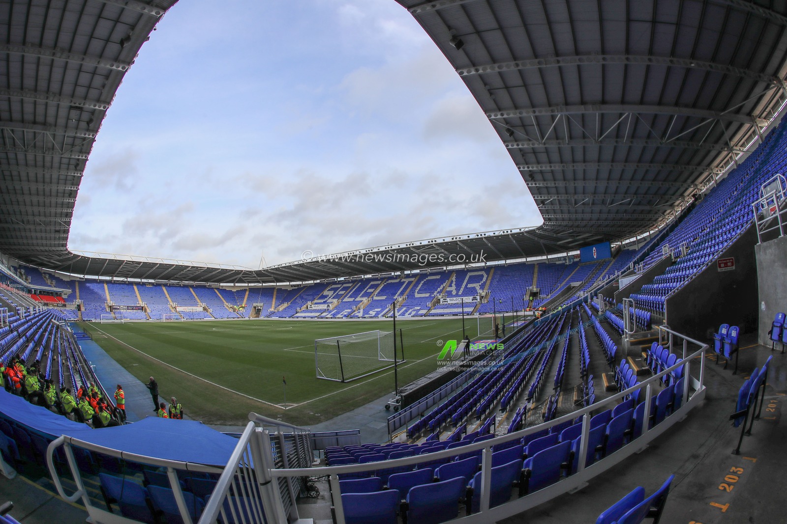 A general view of Select Car Leasing Stadiumduring the Sky Bet League 1 match Reading vs Barnsley at Select Car Leasing Stadium, Reading, United Kingdom, 9th December 2023

(Photo by Alfie Cosgrove/News Images)