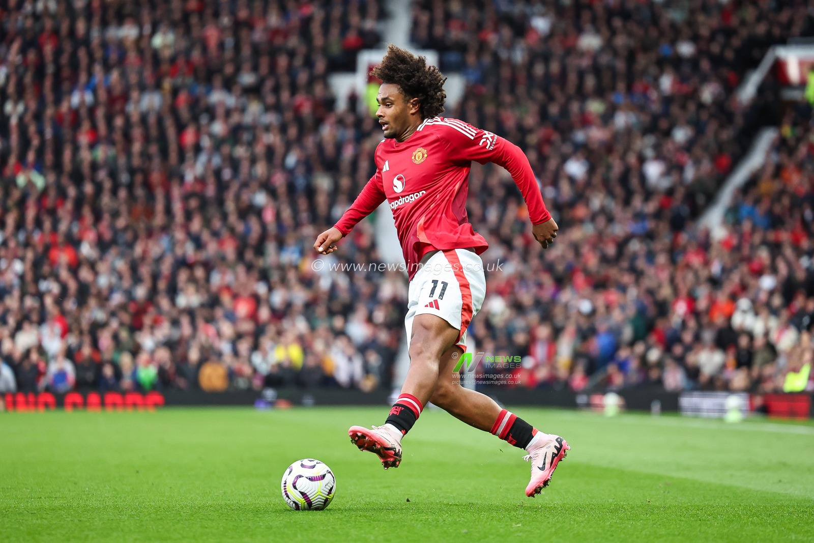 Joshua Zirkzee of Manchester United makes a break with the ball during the Premier League match Manchester United vs Tottenham Hotspur at Old Trafford, Manchester, United Kingdom, 29th September 2024

(Photo by Mark Cosgrove/News Images)