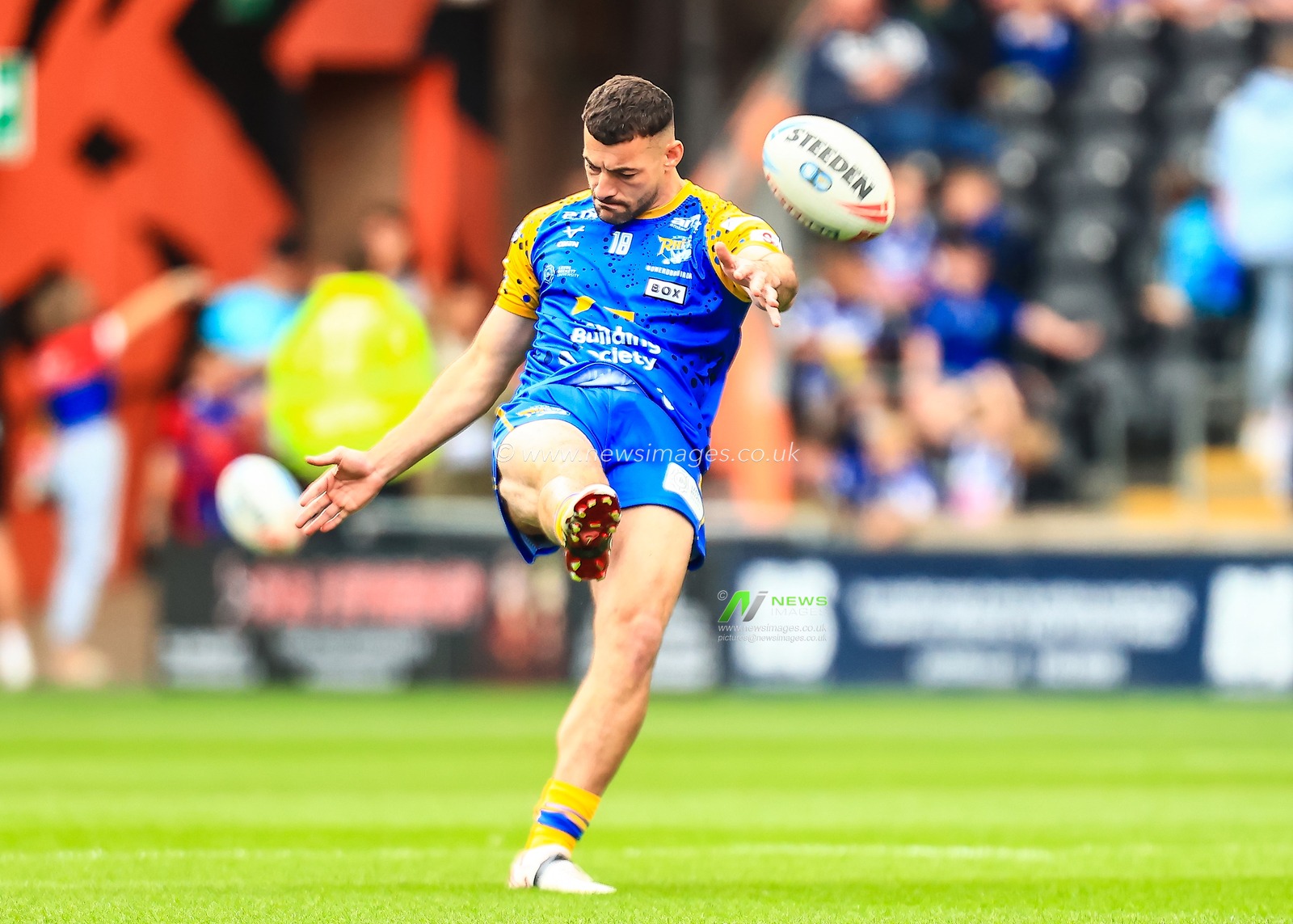 Jake Connor of Leeds Rhinos in the pre-game warm up  during the Betfred Super League Round 24 match Hull FC vs Leeds Rhinos at MKM Stadium, Hull, United Kingdom, 30th August 2025

(Photo by Richard Bierton/News Images)