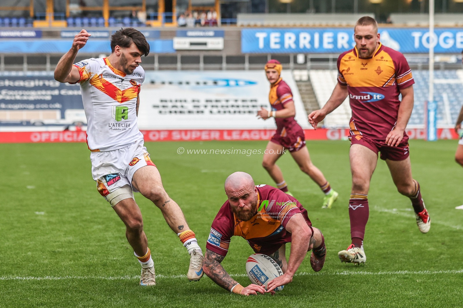 Jake Bibby of Huddersfield Giants goes over for a try during the Betfred Super League match Huddersfield Giants vs Catalans Dragons at John Smith's Stadium, Huddersfield, United Kingdom, 13th April 2025

(Photo by Alfie Cosgrove/News Images)