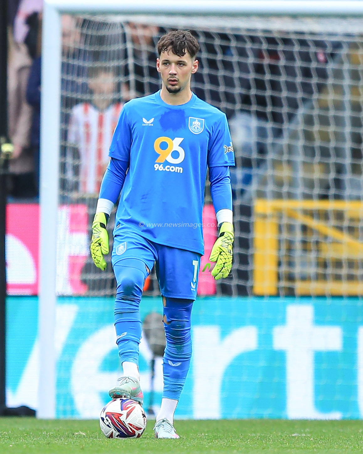 James Trafford of Burnley during the Sky Bet Championship match Burnley vs Sheffield United at Turf Moor, Burnley, United Kingdom, 21st April 2025

(Photo by Jorge Horsted/News Images)
