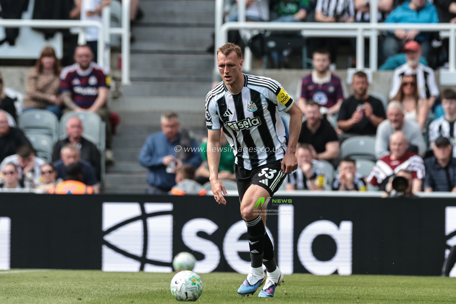 Dan Burn of Newcastle United with the ball during the Premier League match Newcastle Untied vs Brighton & Hove Albion at St. James's Park, Newcastle, United Kingdom on 02 May 2026

(Photo by Mark Cosgrove/News Images)