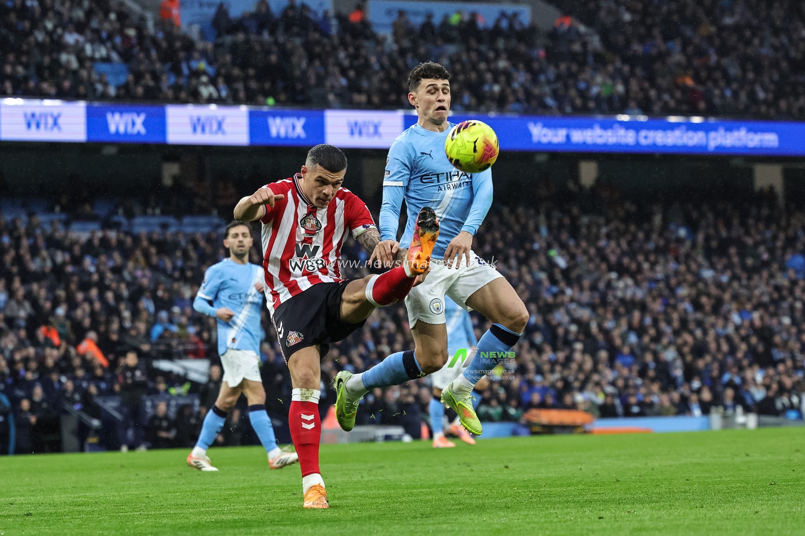 Granit Xhaka of Sunderland clears the ball up field under pressure from Phil Foden of Manchester City during the Premier League match Manchester City vs Sunderland at Etihad Stadium, Manchester, United Kingdom, 6th December 2025

(Photo by Mark Cosgrove/News Images)

*** GER AUT SUI OUT ***