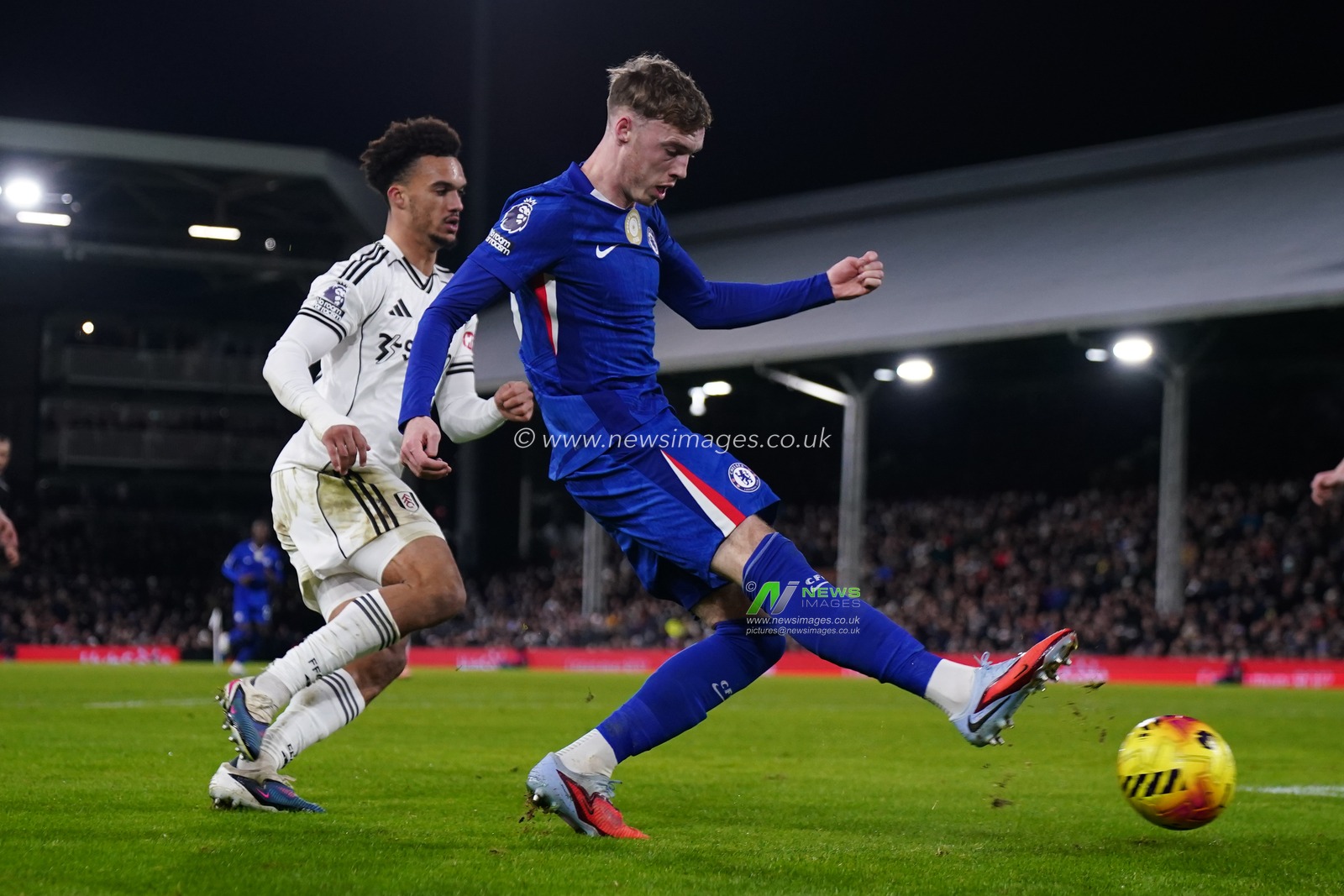 Cole Palmer of Chelsea has a shot during the Premier League match Fulham vs Chelsea at Craven Cottage, London, United Kingdom, 7th January 2026

(Photo by Harvey Murphy/News Images)

*** GER AUT SUI OUT ***