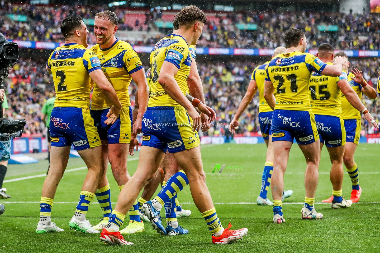 Josh Thewlis of Warrington Wolves celebrates his try with teammates during the Betfred Challenge Cup Final Warrington Wolves vs Hull KR at Wembley Stadium, London, United Kingdom, 7th June 2025

(Photo by Izzy Poles/News Images)
