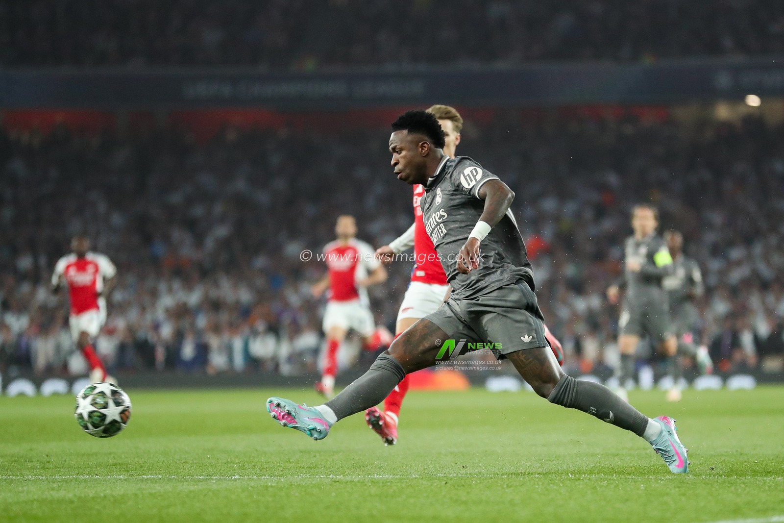 VinÃ­cius JÃºnior of Real Madrid shoots during the UEFA Champions League Quarter-finals match Arsenal vs Real Madrid at Emirates Stadium, London, United Kingdom, 8th April 2025

(Photo by Izzy Poles/News Images)
