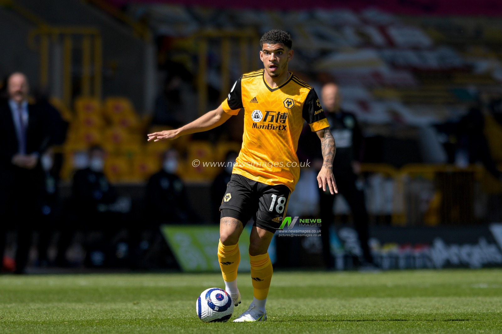 Morgan Gibbs-White #18 of Wolverhampton Wanderers with the ball